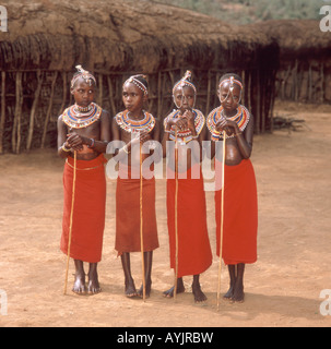 Les enfants danseurs massaï, Maasai Mara National Reserve, Kenya, comté de Narok Banque D'Images
