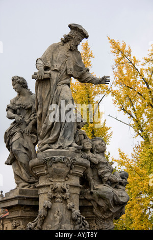 Sur les statues baroques du 14ème siècle, Karluv Most le Pont Charles, Prague en République tchèque. Banque D'Images