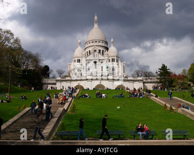 Le sacré Cœur de touristes assis sur les marches devant Montmartre Paris France Banque D'Images