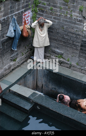 L'Inde près de Vashisht Manali Kullu Himachal Pradesh District Nord de l'Inde Août 2006 personnes dans le bain public Banque D'Images