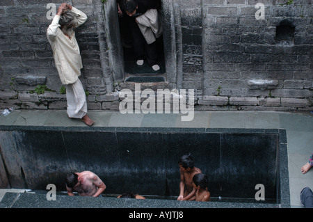 L'Inde près de Vashisht Manali Kullu Himachal Pradesh District Nord de l'Inde Août 2006 personnes dans le bain public Banque D'Images