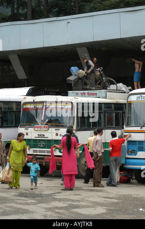 District Kullu Manali Inde Himachal Pradesh Inde du Nord la station centrale d'autobus de passagers locaux sur le chemin de leur autobus Banque D'Images