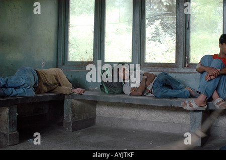 District Kullu Manali Inde Himachal Pradesh Inde du Nord la station centrale d'autobus de passagers se reposant dans la salle d'attente Banque D'Images