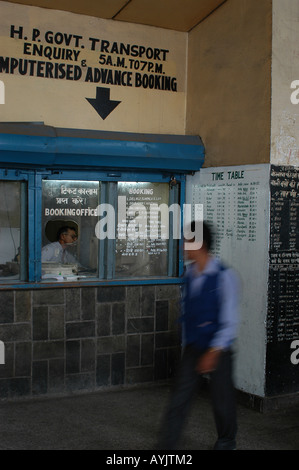 District Kullu Manali Inde Himachal Pradesh Inde du Nord la station centrale d'autobus la billetterie Banque D'Images