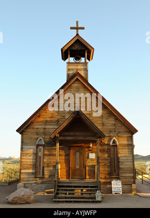 Vieille église en bois avec un clocher au lever du soleil à Goldfield Ghost Town, Arizona Banque D'Images