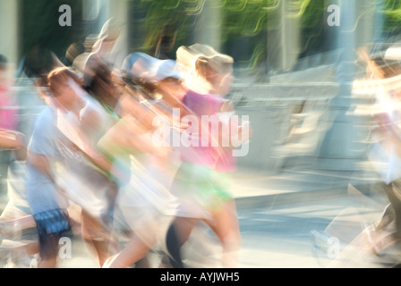 Groupe de coureurs de marathon floue in city street Banque D'Images