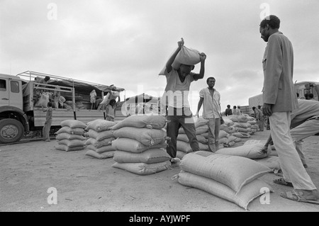 B/W de livraison d'aide alimentaire au camp de réfugiés somaliens.Kebrebeyah, Éthiopie Banque D'Images