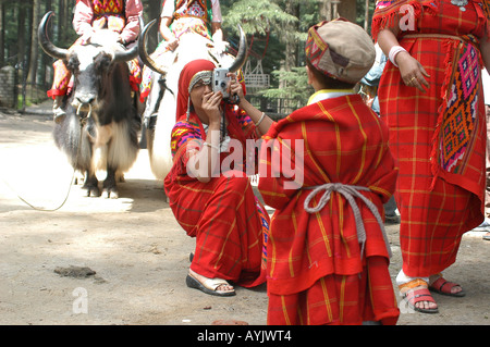 Une architecture de style pagode en bois les touristes locaux équitation un yak en vêtements traditionnels Banque D'Images