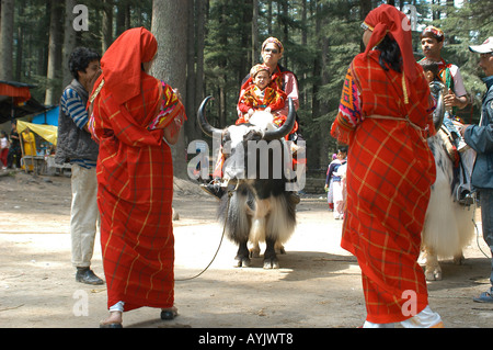 Une architecture de style pagode en bois les touristes locaux équitation un yak en vêtements traditionnels Banque D'Images