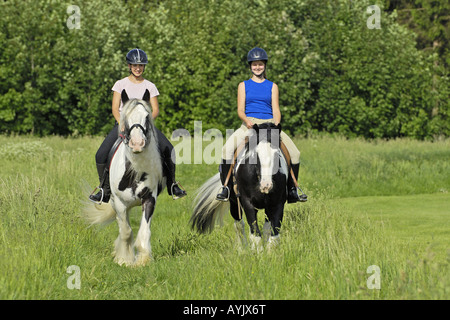 Deux jeunes filles lors d'une ride sur l'arrière de chevaux Tinker Irlandais Banque D'Images
