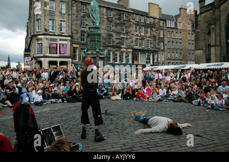 Mighty Gareth juggling boules vertes au cours Edinburgh Fringe Festival Scotland UK Europe Banque D'Images