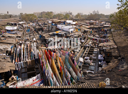 Inde MUMBAI BOMBAY blanchisseurs laver les vêtements à la blanchisserie en plein air Dhobi Ghat près de Saat Raasta Station Mahalaxmi Banque D'Images