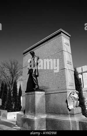 Le bronze d'Abraham Lincoln sur le côté ouest de la capitale de l'État du Nebraska, noir et blanc. Banque D'Images