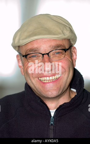 Portrait of young man wearing cap à l'ancienne et verres de rire Banque D'Images
