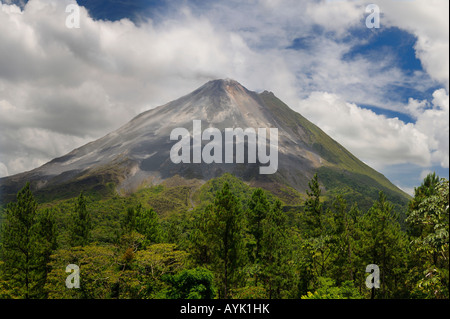 Grande image du tabagisme actif Volcan Arenal dans la forêt tropicale du Costa Rica Banque D'Images