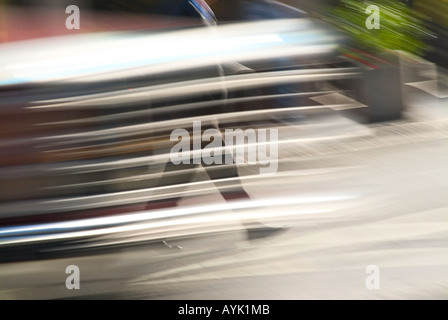 Les jambes de d'un homme d'affaires la marche à un rythme rapide sur un trottoir de la ville de communiquer un sentiment d'urgence Banque D'Images