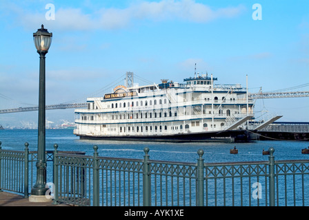 High tech à rame à quai dans la baie de San Francisco près de ferry building Banque D'Images