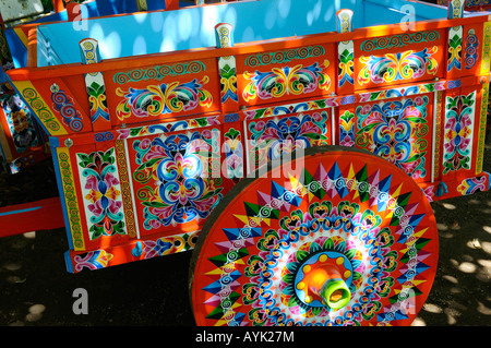 Full Size peint oxcart prêts pour la livraison dans une cour d'ouvrier à Sarchi Costa Rica Banque D'Images