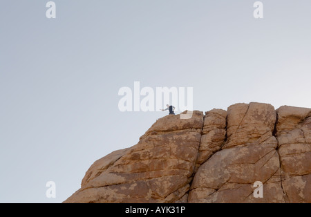 Joshua Tree National Park California rock climber Hidden Valley Banque D'Images