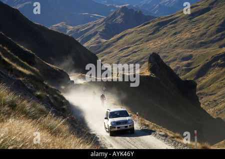 Quatre roues motrices et du vélo de montagne sur la route infâme en Skippers Canyon près de Queenstown ile sud Nouvelle Zelande Banque D'Images