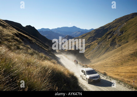 Quatre roues motrices et du vélo de montagne sur la route infâme en Skippers Canyon près de Queenstown ile sud Nouvelle Zelande Banque D'Images