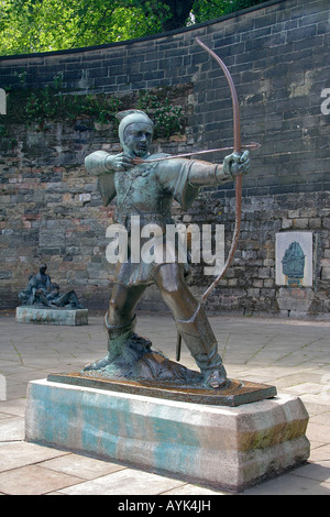 Statue de Robin des Bois à l'extérieur le château de Nottingham Nottinghamshire England Angleterre UK Banque D'Images