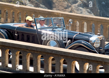 Deux personnes à voyager à travers l'automobile vintage Bixby bridge sur l'autoroute 1 Pacific Coast Highway à proximité de Monterey en Californie Banque D'Images