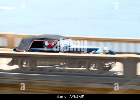 Motorcar Vintage voyageant à travers Bixby bridge sur l'autoroute 1 Pacific Coast Highway à proximité de Monterey en Californie Banque D'Images