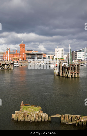 Vue verticale de Mermaid Quay et Pierhead Building au développement de la baie de Cardiff avec des nuages orageux dans l'arrière-plan Banque D'Images