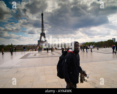 Vendeur d'origine africaine vente de tours Eiffel miniatures au Trocadero Paris France Banque D'Images