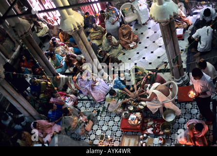 Inde MUMBAI BOMBAY dévots et les prêtres du culte à l'intérieur de l'Adishwarji JainTemple Panalal Amichand Babu à Mumbai Banque D'Images