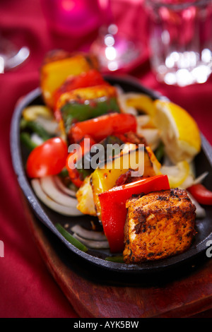 Poisson mixte kebab avec la morue, saumon et langoustines. Banque D'Images