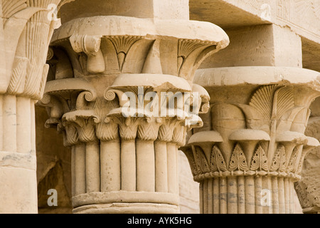 Plus de détails dans la colonnade de la cour extérieure du temple de Temple Isis Philae ou îles Agilkia Assouan ou Assouan Vallée du Nil du sud de l'U Banque D'Images