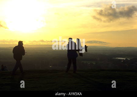 Les hommes battant modèle radio-commandé glider, Burton Dassett Hills, Warwickshire, England, UK Banque D'Images