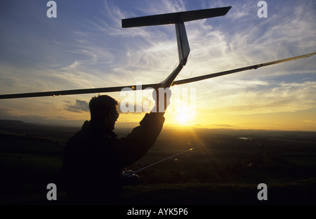Flying Man modèle radio-commandé glider, Burton Dassett Hills, Warwickshire, England, UK Banque D'Images