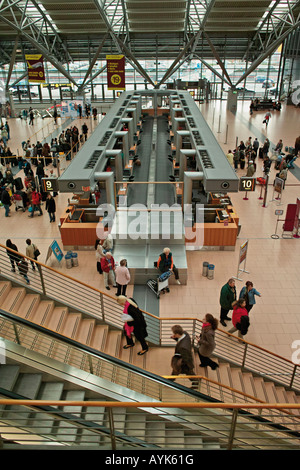 Comptoirs d'enregistrement à l'Aéroport International de Hambourg Hambourg Allemagne Europe Banque D'Images