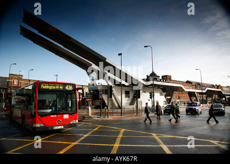 Conduite d'autobus hors de la Vauxhall Cross Point de Correspondance à Vauxhall, Londres Banque D'Images