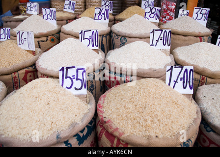 Différentes qualités et types de riz en vente dans un marché en Inde Banque D'Images