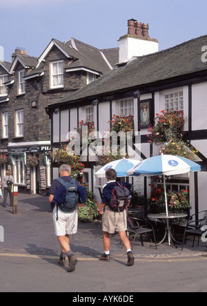 Village de Hawkshead Lake District populaires balades touristiques région a des associations avec Beatrix Potter et William Wordsworth Banque D'Images