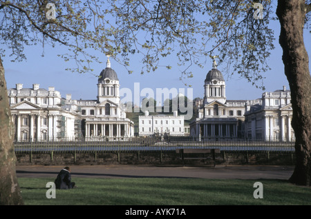 Old Royal Naval College de Greenwich avec Queens House & Tamise vu à partir d'un parc en face de l'Isle of Dogs Tower Hamlets London England UK Banque D'Images