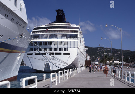 Port et quai de St Thomas Charlotte Amalie avec bateau de croisière Passagers passant devant le navire amarré « Mer norvégienne » des îles Vierges américaines Caraïbes Banque D'Images