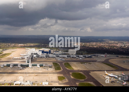 Grand angle de l'antenne horizontale de l'aéroport de Gatwick les pistes et embarquement sur un jour de tempête. Banque D'Images