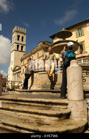 La fontaine de la Piazza Comune Assise Debout portrait vertical Banque D'Images