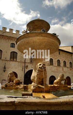 La fontaine de la Piazza Comune Assisi Italie portrait vertical vertical Banque D'Images