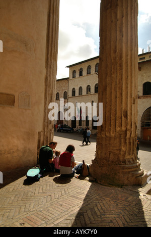 Colonnes du temple de Minerve à Piazza del Comune assise portrait vertical vertical Banque D'Images