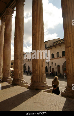 Colonnes du temple de Minerve à Piazza del Comune assise portrait vertical vertical Banque D'Images