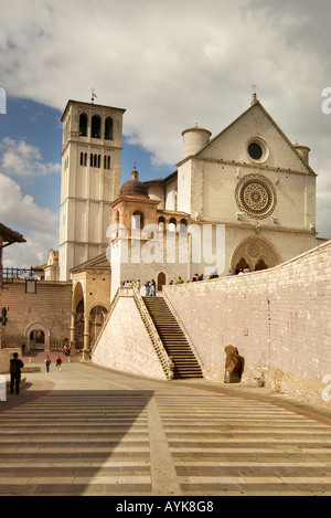 La basilique de San Francesco d'Assisi montrant églises inférieure et supérieure verticale verticale portrait Banque D'Images