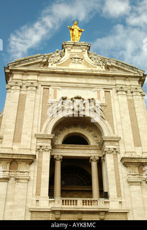 Statue en or de Madonna, la Basilique de Santa Maria degli Angeli, Assise Debout portrait vertical Banque D'Images