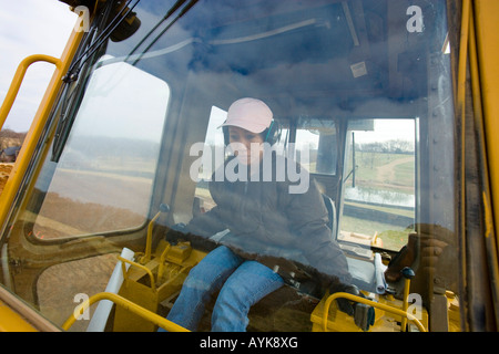 Femme Asiatique travaillant comme opérateur bulldozer Banque D'Images