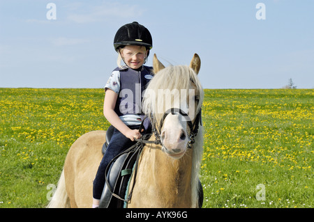 Jeune fille sur un poney Welsh Banque D'Images